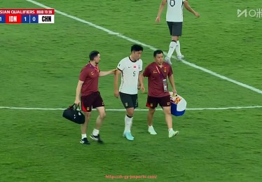 JN江南体育-世俱杯场外花絮精彩合集：更衣室、看台与球员日常揭秘