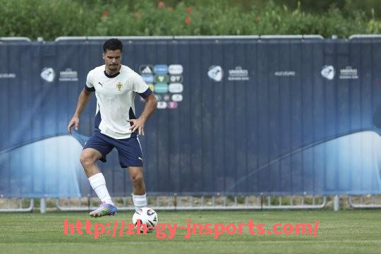 JN江南体育-德甲联赛前五名球队实力及未来竞争态势分析